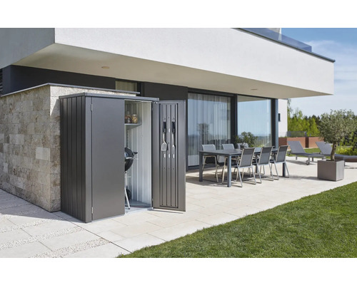 Tuinkast met barbecue en gereedschap in een moderne tuin