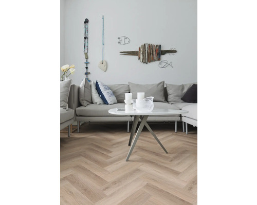 Woonkamer met bank, tafel en decoratieve elementen aan de muur