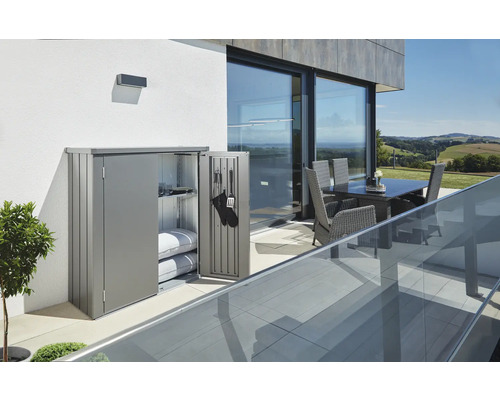 Metalen tuinkast voor opslag op het terras