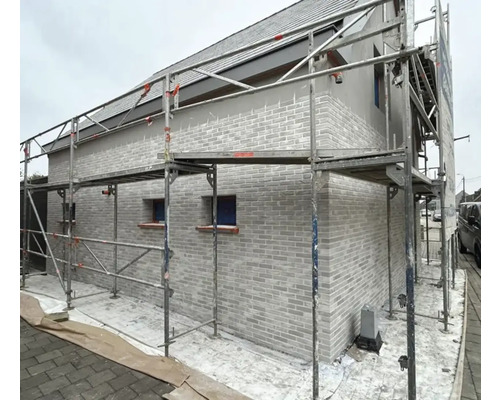 Huisgevel met steiger en metselwerk