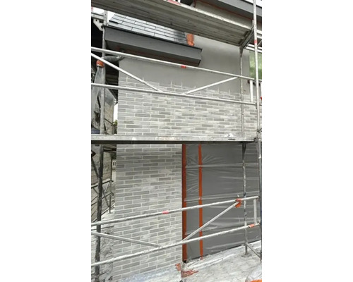 Gevel met bakstenen en steiger