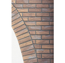 Detail van een gemetselde muur met bakstenen in een halve cirkel