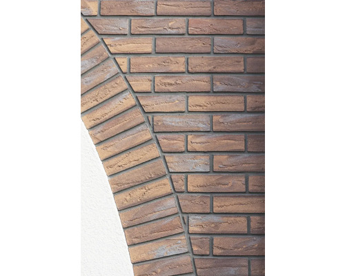 Detail van een gemetselde muur met bakstenen in een halve cirkel