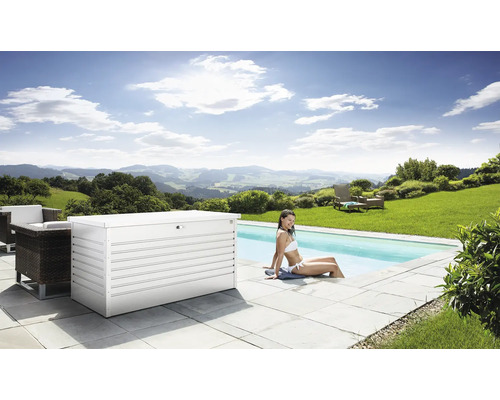 Scene met een zwembad, een vrouw, tuinmeubelen en een opbergbox