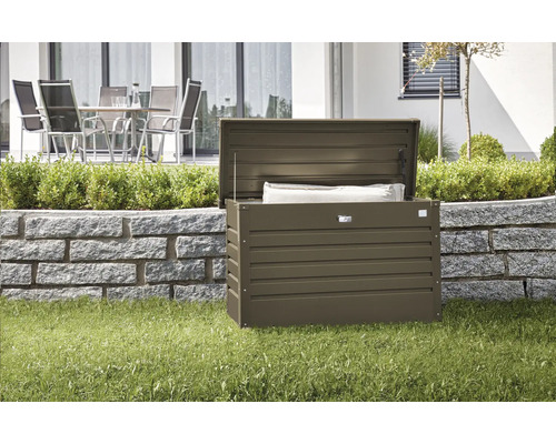 Geopende metalen opbergbox in de tuin