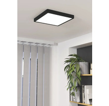 Vierkante plafondlamp in de woonkamer