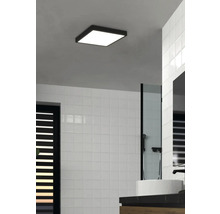 Badkamer met vierkante plafondlamp