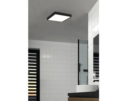 Badkamer met vierkante plafondlamp