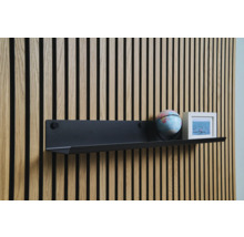 Wandplank met globe en fotolijst aan houten lambrisering