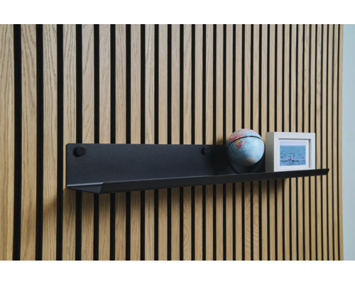 Wandplank met globe en fotolijst aan houten lambrisering