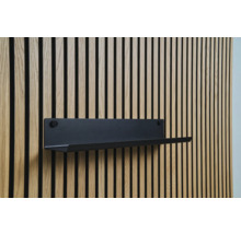 Zwarte wandplank aan een houten lambrisering