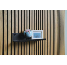 Decoratieve wanddecoratie met houten panelen, plank, globe en fotolijst