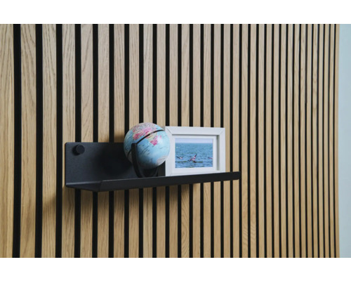 Decoratieve wanddecoratie met houten panelen, plank, globe en fotolijst