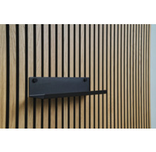 Zwarte plank aan een houten lambrisering