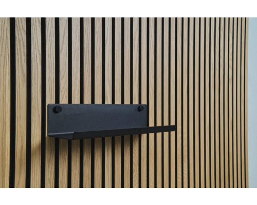 Zwarte plank aan een houten lambrisering