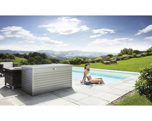 Scène met een metalen opbergbox, een zwembad en een vrouw