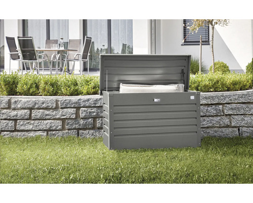 Geopende tuinkist voor het opbergen van tuinartikelen in de tuin