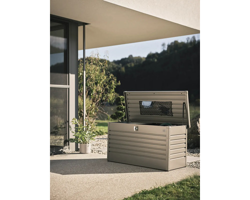 Geopende tuinkist voor het opbergen van tuingereedschap buitenshuis.