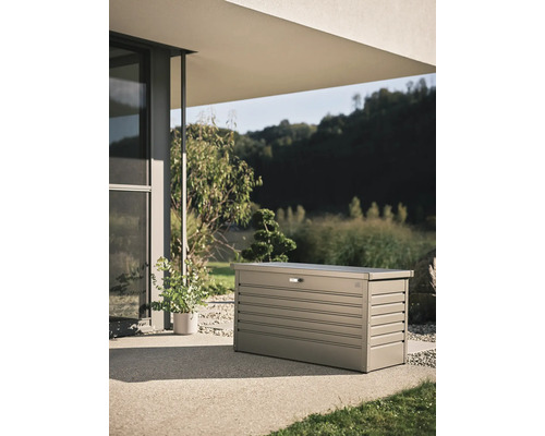 Metalen tuinkist op een terras voor een modern huis