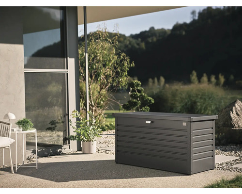 Grijze tuinkist op een terras voor een huis