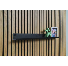 Zwarte wandplank voor een houten lambrisering met decoratie