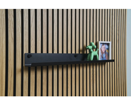 Zwarte wandplank voor een houten lambrisering met decoratie