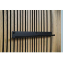 Zwarte wandplank aan een houten lattenwand