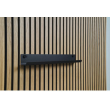 Houten wandpaneel met zwarte plank