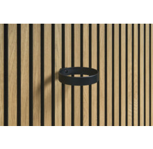 Drankhouder in zwart aan een houten lattenwand