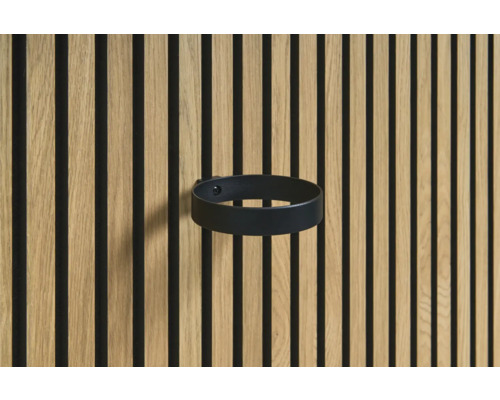 Drankhouder in zwart aan een houten lattenwand