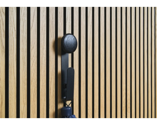 Houten wandpaneel met zwarte kapstokhaak en paraplu