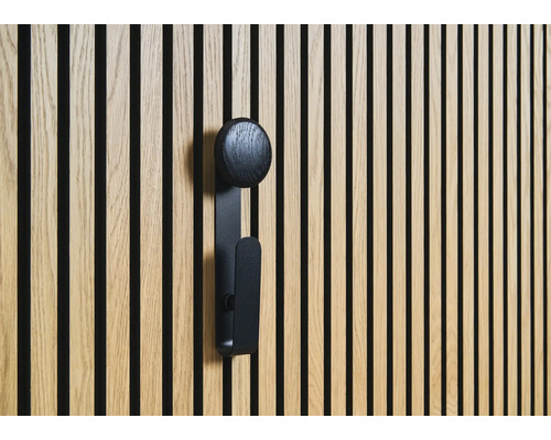 Houten wandpaneel met zwarte kledinghaak