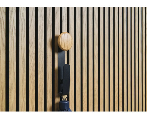 Houten lambrisering met kapstok en paraplu