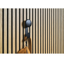 Houten wand met haak en handtas