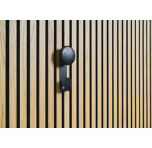 Houten lambrisering met zwarte kapstokhaak