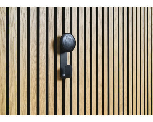 Houten lambrisering met zwarte kapstokhaak