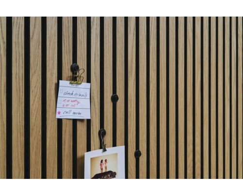 Houten wandpaneel met notities en foto