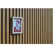 Wandpanelen met houten structuur en een fotolijst eraan bevestigd