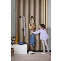 Hal met houten lambrisering, kapstokhaken en kind