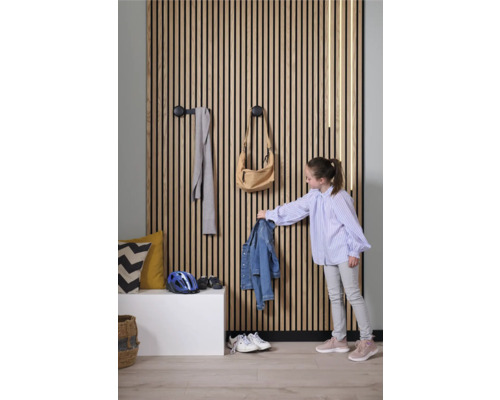 Hal met houten lambrisering, kapstokhaken en kind