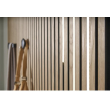 Houten lambrisering met verlichting en accessoires