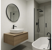 Moderne badkamer met wastafel, spiegel, douche en bad