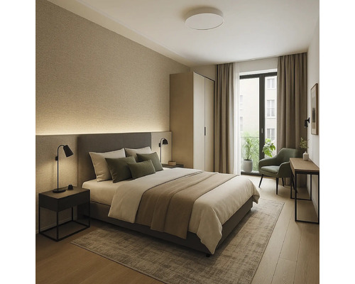 Lichte slaapkamer met tweepersoonsbed, nachtkastje, fauteuil en kledingkast voor een lichte, uitnodigende sfeer.