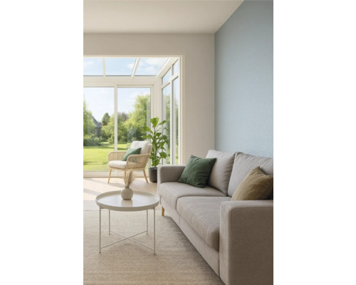 Lichte woonkamer met bank, fauteuil, tafel en kamerplant