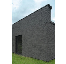 Gebouw exterieur met metselwerk, raam en beveiligingscamera