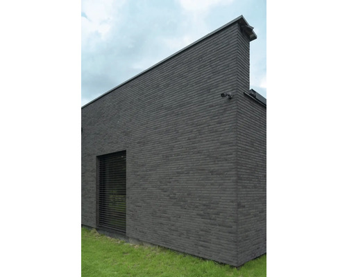 Gebouw exterieur met metselwerk, raam en beveiligingscamera