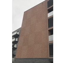 Gevel van een gebouw met meerdere verdiepingen en baksteenpatroon