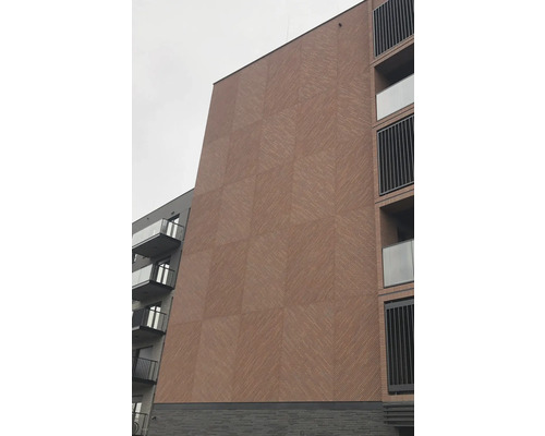 Gevel van een gebouw met meerdere verdiepingen en baksteenpatroon