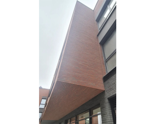 Gebouw met gevel van bakstenen en ramen