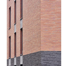 Gevel van een gebouw met bakstenen en ramen